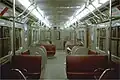 Intérieur d'une des rames d'origine, la série G-1, qui circulèrent de 1954 jusqu'à 1990 (et plus typiquement avec l'éclairage incandescant).