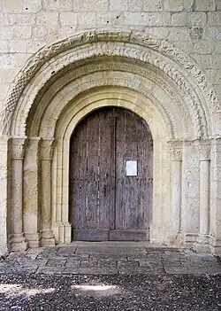 Le portail de l'église date du XIe&nbsp;siècle (mai&nbsp;2009)