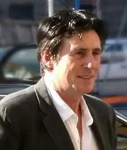 Gabriel Byrne portant veste et chemise.