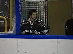 Photographie de Girard sur le banc de l'équipe de Rouen lors d'un match de hockey