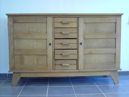 Buffet en hêtre réalisé d'après un modèle de René Gabriel. Acheté après la seconde guerre mondiale avec des tickets de rationnement. Environs de Rouen