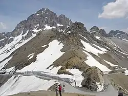 Vue du col avec le passage de la route (virage dans le quart en bas à droite de l'image) ; plus haut, le Grand Galibier (3&nbsp;228&nbsp;m).