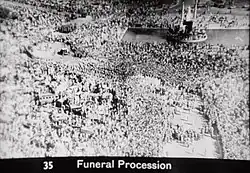 Le 30 janvier, en Inde, est une journée nationale des martyrs qui commémore la date de l'assassinat du Mahatma Gandhi (photo du cortège funèbre).
