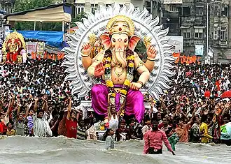 Des murtis de Ganesh amenés en procession à la mer à Bombay, pour une immersion (visarjan) imminente.