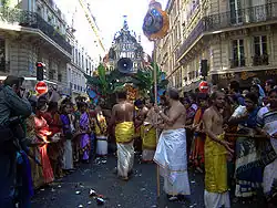 Le char de Ganesh en procession lors de la Fête de Ganesh à Paris.