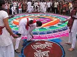 Le Rangoli, le nom marathe pour mandala, est un dessin auspicieux réalisé ici pour les célébrations de Ganesh Chaturthi.