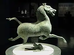 Cheval volant. Han orientaux. Bronze, h 34,5&nbsp;cm. Gansu provincial Museum. Chine.