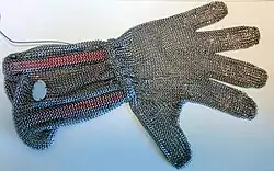 Gant anti-coupure en cotte de mailles de poissonnier.