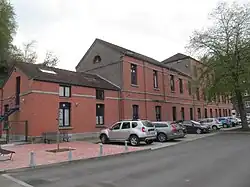 Corps central et aile basse du bâtiment d'origine.