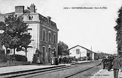 Deux voies et deux quais avec à gauche le bâtiment voyageurs et une halle à marchandises