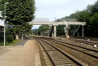 Gare de Lozanne : les quais voyageurs et la passerelle.