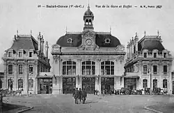 Carte postale ancienne montrant la façade du bâtiment voyageurs de la gare de Saint-Omer.