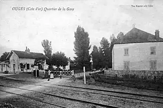 Bâtiment et passage à niveau.