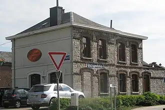 Bâtiment côté voies depuis le rond-point.