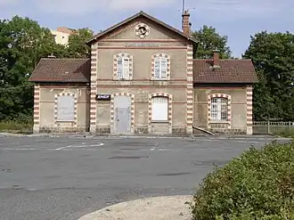 Le bâtiment voyageurs, muré, en août 2008.