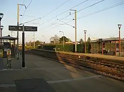 Photographie montrant deux voies de chemin de fer entre deux quais