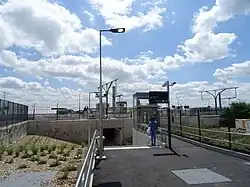 L'accès à la gare du T11.