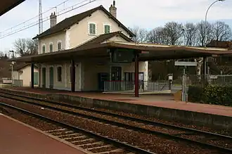Bâtiment voyageurs avec l'entrée et l'accès aux quais.