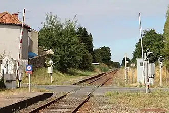 Vue en direction de La Roche-sur-Yon, au niveau du PN, situé au milieu du quai.