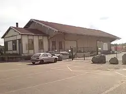 Un ancien bâtiment désaffecté nommé magasin (halle pour les colis et marchandises).