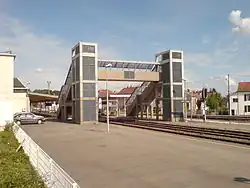 La passerelle couverte, accessible aux personnes à la mobilité réduite, permet l'accès en toute sécurité au deuxième quai (construite en 2006).