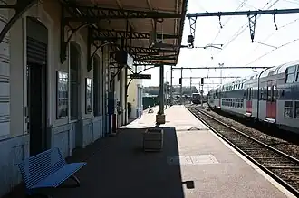 Quai latéral et bâtiment voyageurs.