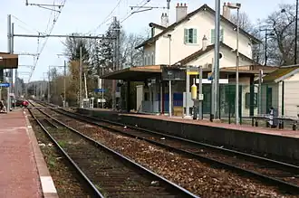 Le bâtiment voyageurs vu du quai de la voie 2.