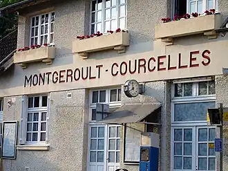 Nom de la gare sur le bâtiment voyageurs.