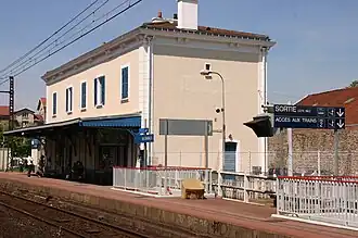 Vue du bâtiment voyageurs et de son environnement depuis le quai opposé.