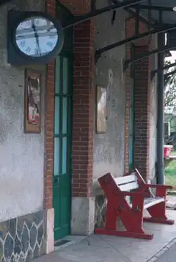 Détail du quai de la gare.