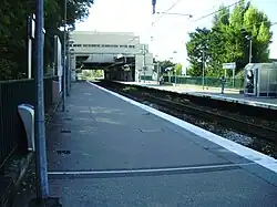 Vue des quais en regardant vers Saint-Rémy-lès-Chevreuse depuis la partie arrière du quai pour cette destination.