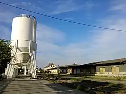 Silos et halles de la gare aux marchandises.