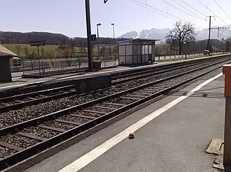 Voies et quais de la gare de Moreillon depuis le quai situé le long de la voie 2, desservi par les trains en direction de Lausanne.