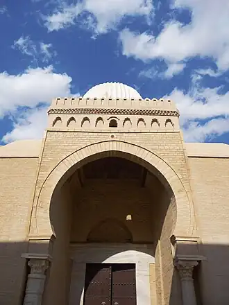 Arc outrepassé brisé d'un porche de la grande mosquée de Kairouan.