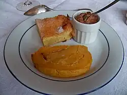 Tarte tatin, gâteau de courge et mousse au chocolat.