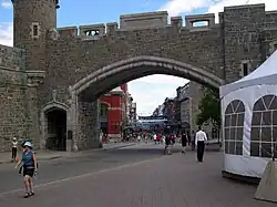 La porte Saint-Jean, l’une des trois portes permettant d’accéder au quartier historique à travers les fortifications.