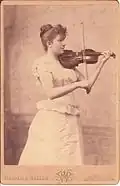 Une violoniste non identifiée, vers 1900.