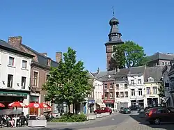 Le beffroi et la place de l'hôtel de ville.