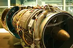 Vue rapprochée d'un CJ805-23. On distingue nettement la particularité de ce turbofan : l'emplacement arrière de la soufflante (aft fan). En arrière de celle-ci, on entrevoit les volets déployés de l'inverseur de poussée.