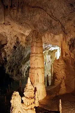 Une colonne dans la grotte.