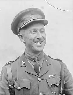 Portrait de Georges Vanier, en tenue militaire, avec un large sourire.