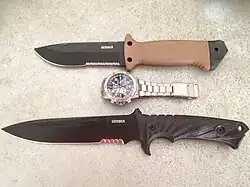 Deux couteaux de survie.