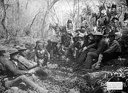 Geronimo et des membres de son groupe avec le général Crook et ses hommes.