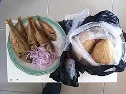 Kenkey au poisson frit.