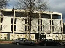 Symboles Adinkra sur les murs de l'ambassade du Ghana à Washington DC