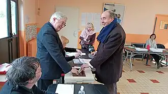 Gilles Grévin, maire de 1995 à 2022, votant lors de l'élection du 15 mars 2020.