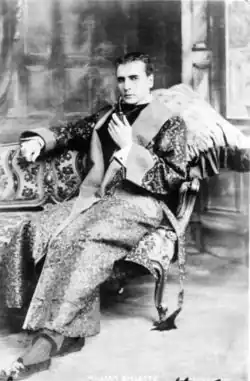 William Gillette costumé en Sherlock Holmes.
