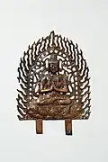 Bodhisattva aux mains jointes. Plaque bordée de flammes ajourées. Bronze doré, H. 24&nbsp;cm, v. 680