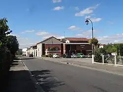 Photographie en couleur d'un cinéma et d'une office de tourisme.