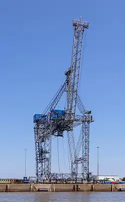 Une grue, dite girafe, sur un quai au bord de la Weser à Bremerhaven. Elle a été construite en 1976 par Peiner Träger (de). Sa hauteur est de 54 m. Juin 2022.